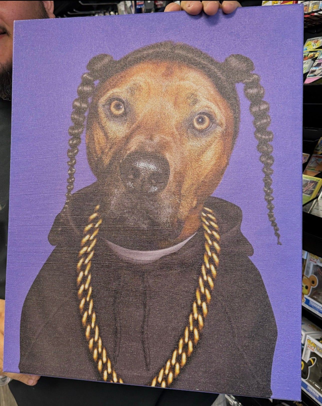 Um retrato de um cachorro bastante bisbilhoteiro é distribuído