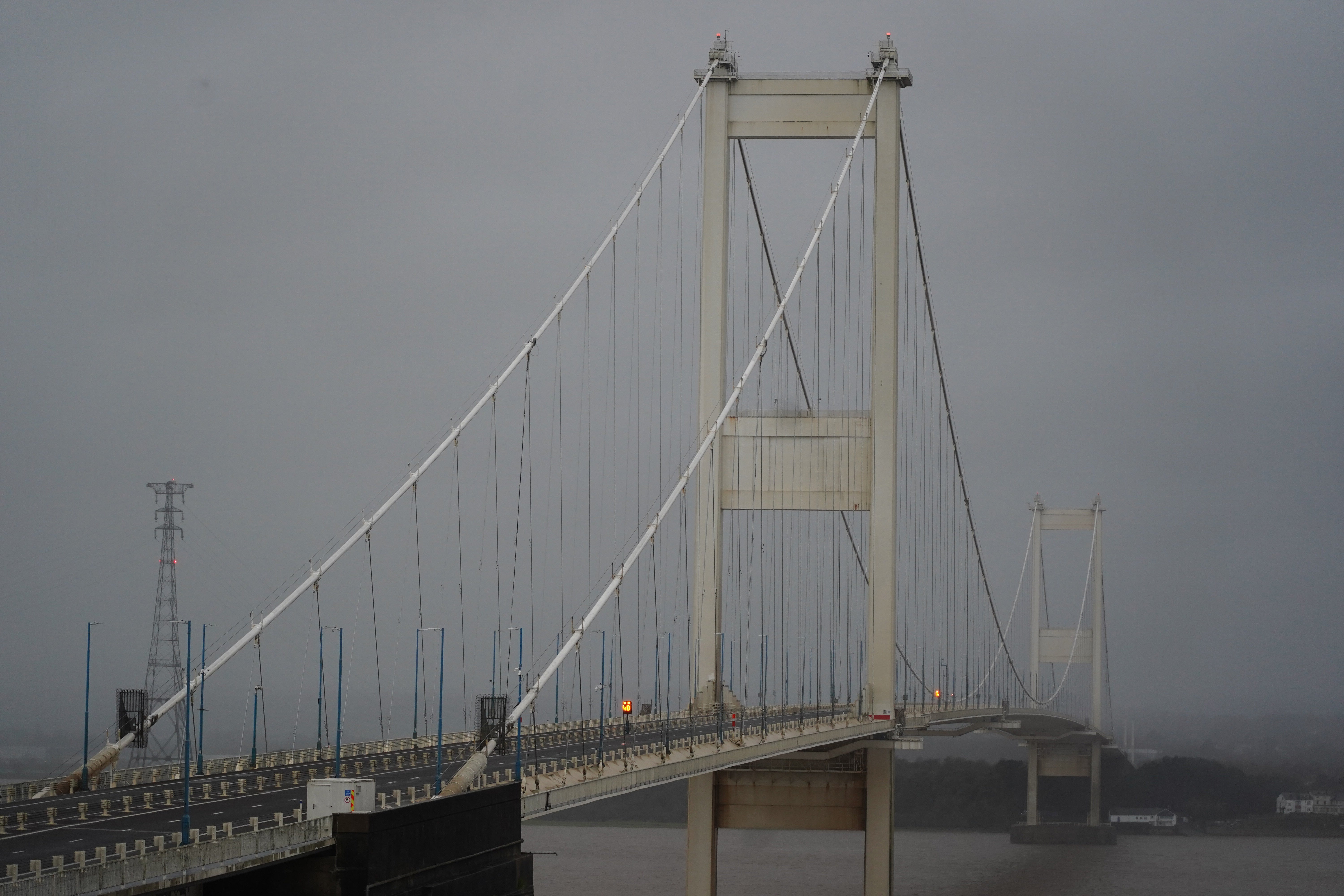 <p>M48 Severn Bridge, closed in both directions due to strong winds</p>