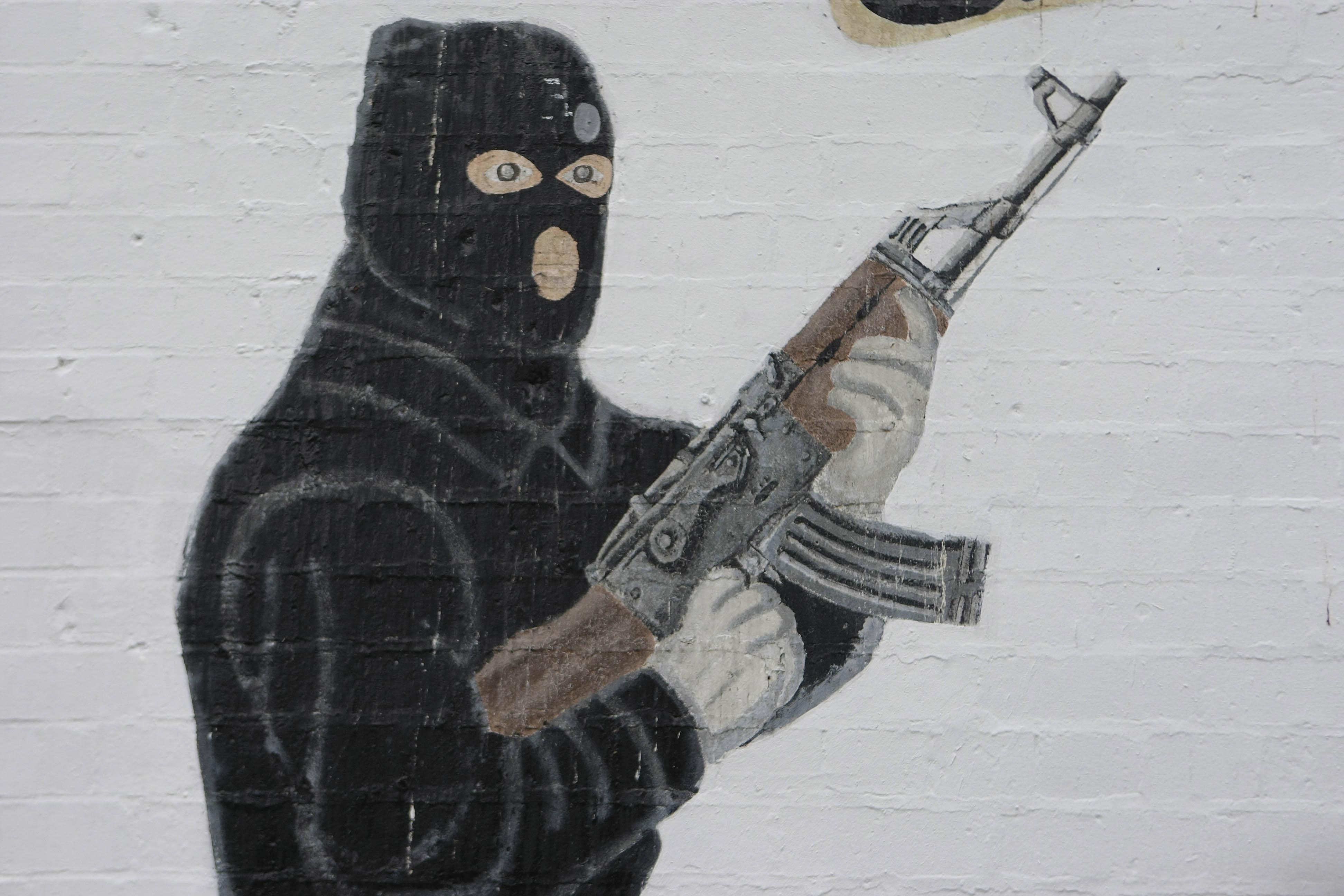 Paramilitary mural in east Belfast (PA)