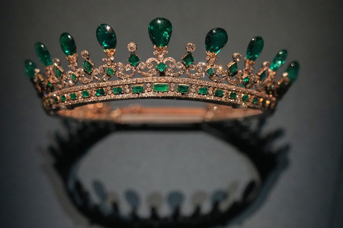 &lsquo;Dynastic Jewels&rsquo; exhibition unveiled at site of infamous crown-jewel heist