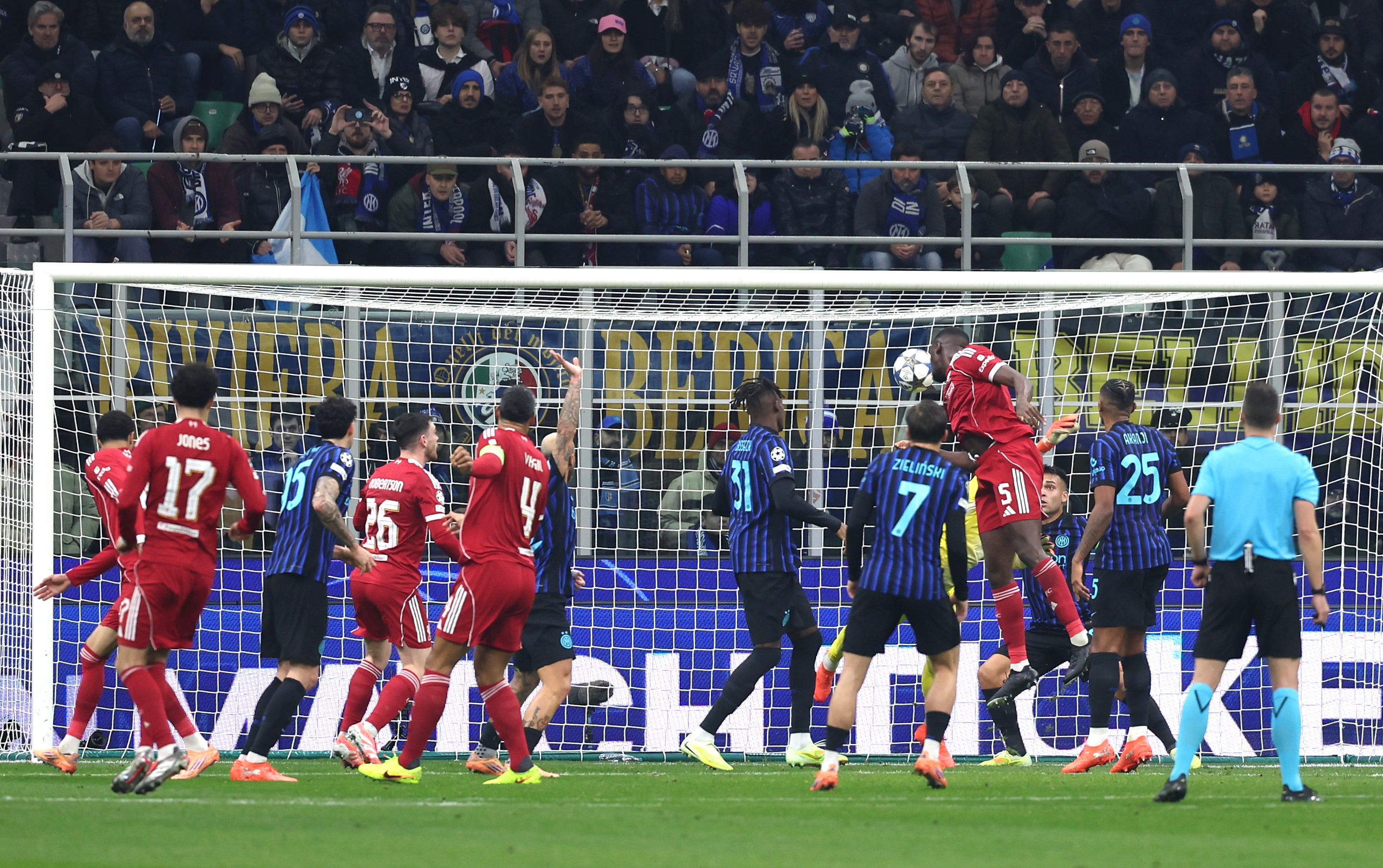 O gol de cabeça de Ibrahima Konat foi anulado por handebol no primeiro tempo