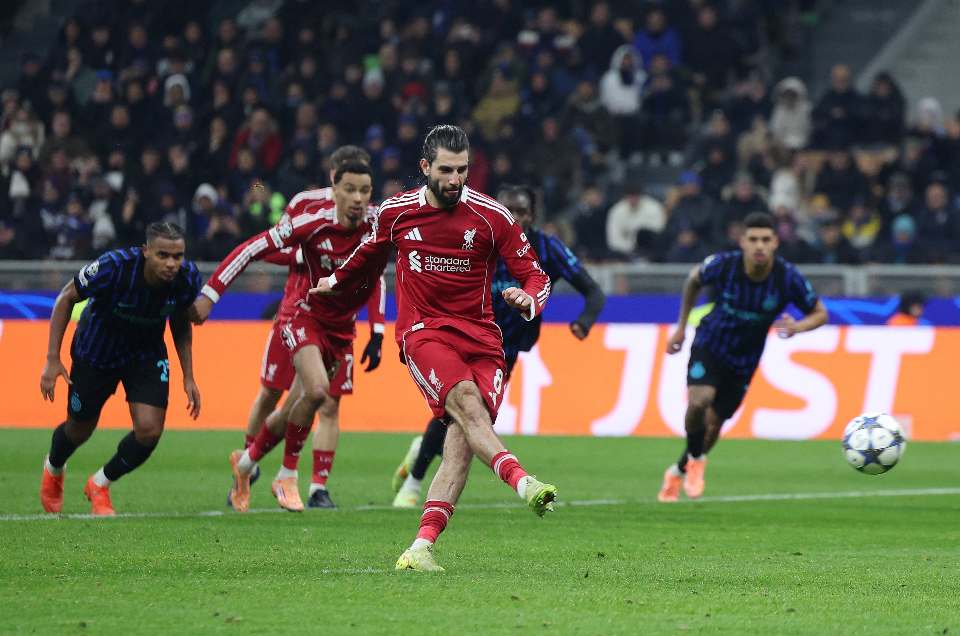 Dominik Soboszlai marcou o gol da vitória do Liverpool de pênalti tardio.