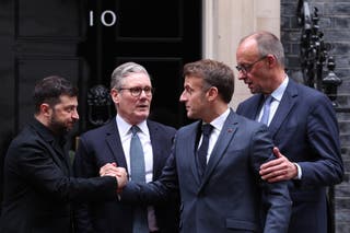 O presidente ucraniano Volodymyr Zelensky, o primeiro-ministro britânico Keir Starmer, o presidente francês Emmanuel Macron e o chanceler alemão Friedrich Marz conversam do lado de fora do número 10 da Downing Street após uma reunião no centro de Londres