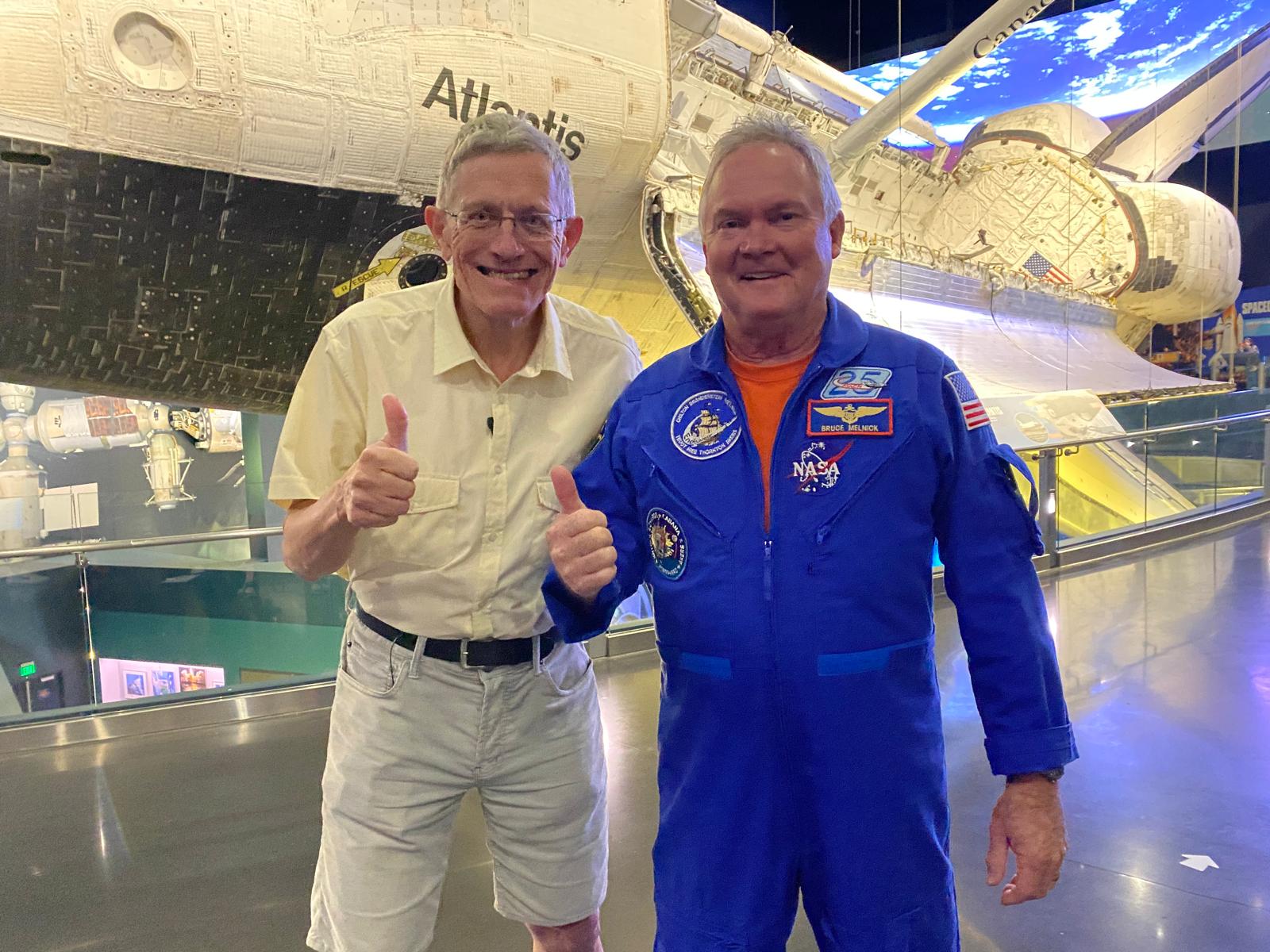 Hombre estrella: el astronauta Bruce Melnick (derecha) y Simon Calder en el Centro Espacial Kennedy en Florida, con el transbordador espacial Atlantis al fondo