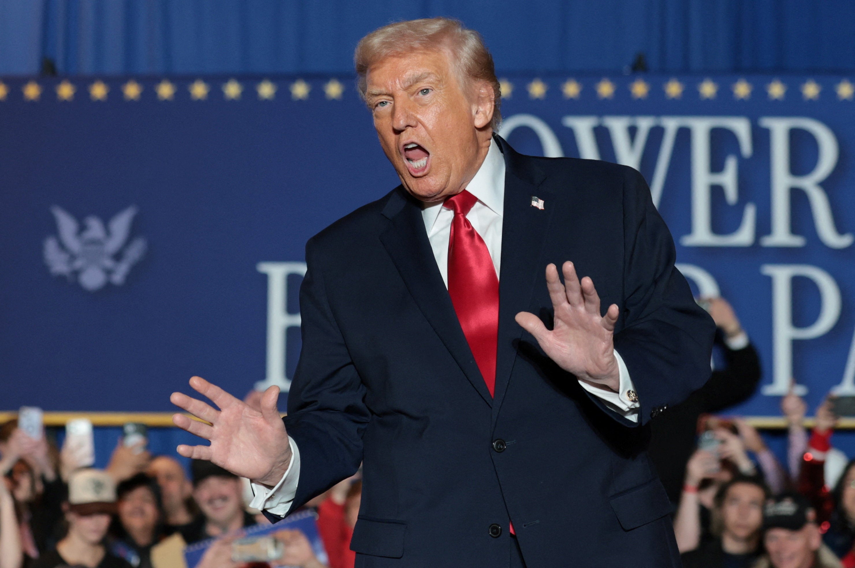 A maioria dos eleitores dá notas ruins a Trump na economia quase um ano após seu segundo mandato.