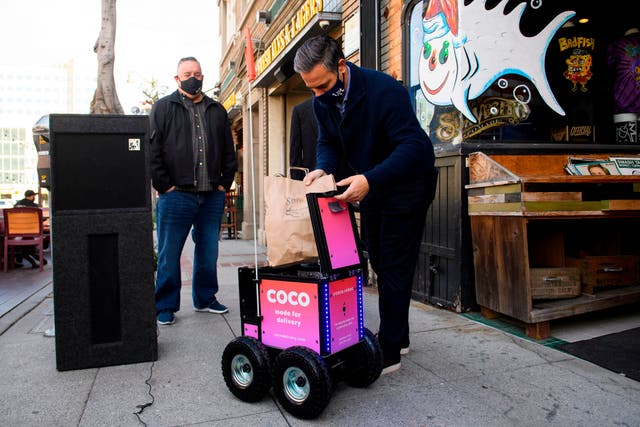 <p>Hundreds of Chicago residents have signed an online petition to ban food delivery robots that are clogging city sidewalks and crashing into pedestrians</p>