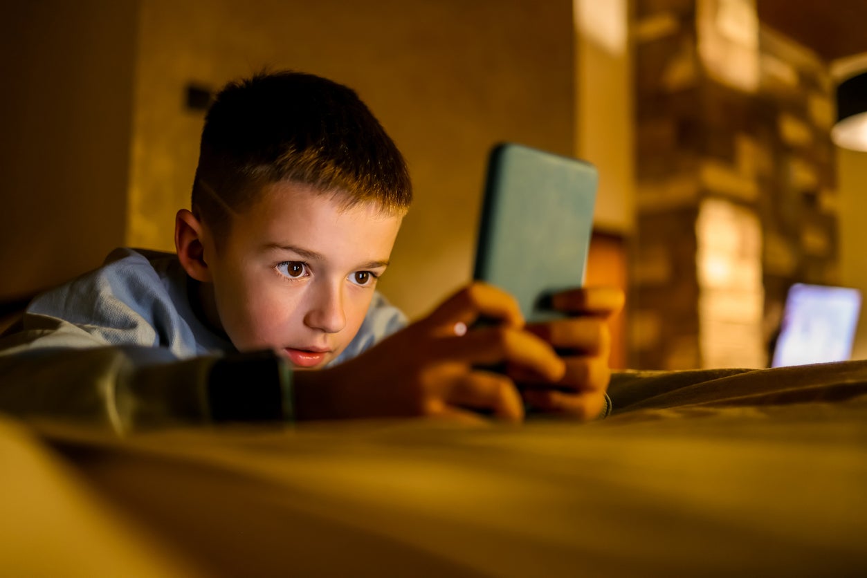 Experts note that kids who spent too much time on social media experience heighten anxiety, shorten attention spans, and create a constant sense of comparison