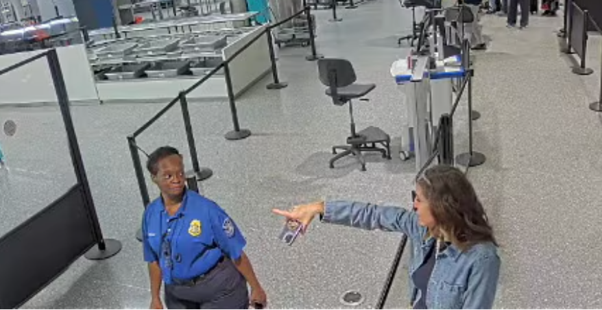 Esta câmera de segurança ainda mostra a congressista Nancy Mays supostamente agredindo um segurança no Aeroporto Internacional de Charleston, na Carolina do Sul, em outubro de 2025. 