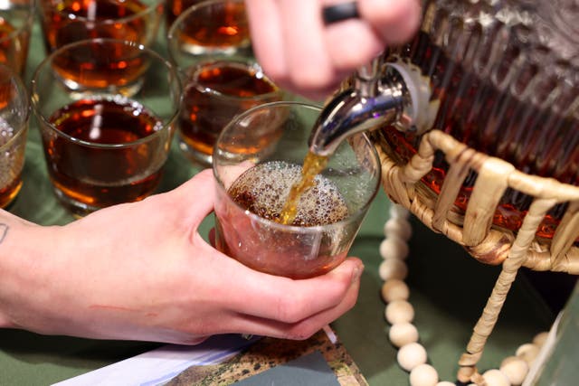 <p>Green and black tea have blood vessel-opening flavanols</p>