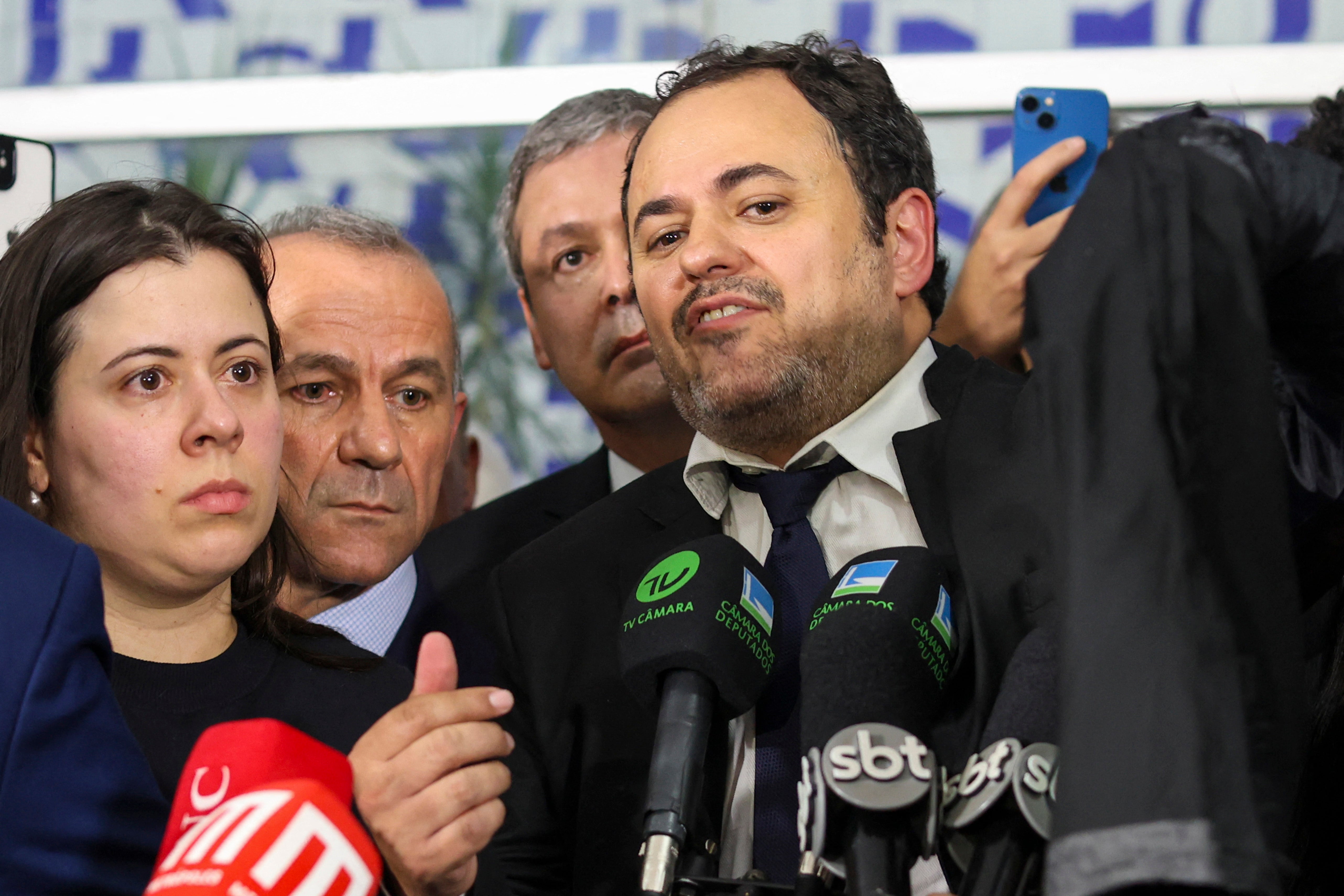 O deputado brasileiro Glauber Braga (C) fala à mídia após ser afastado da Câmara dos Deputados antes da votação de um projeto de lei para comutar a sentença do ex-presidente Jair Bolsonaro.