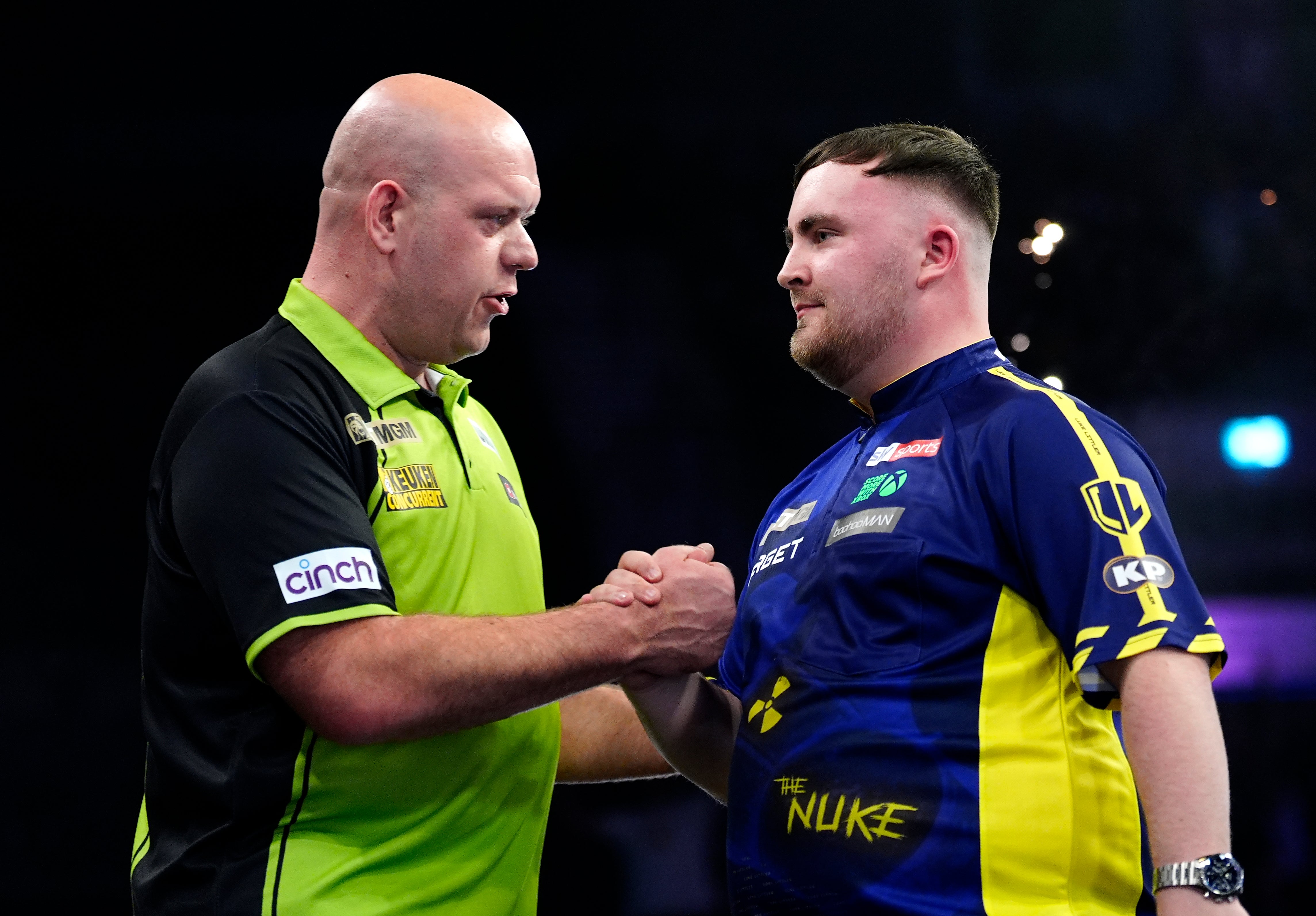 Michael van Gerwen (izquierda) fue derrotado en la final del Campeonato Mundial de 2025 por Luke Littler
