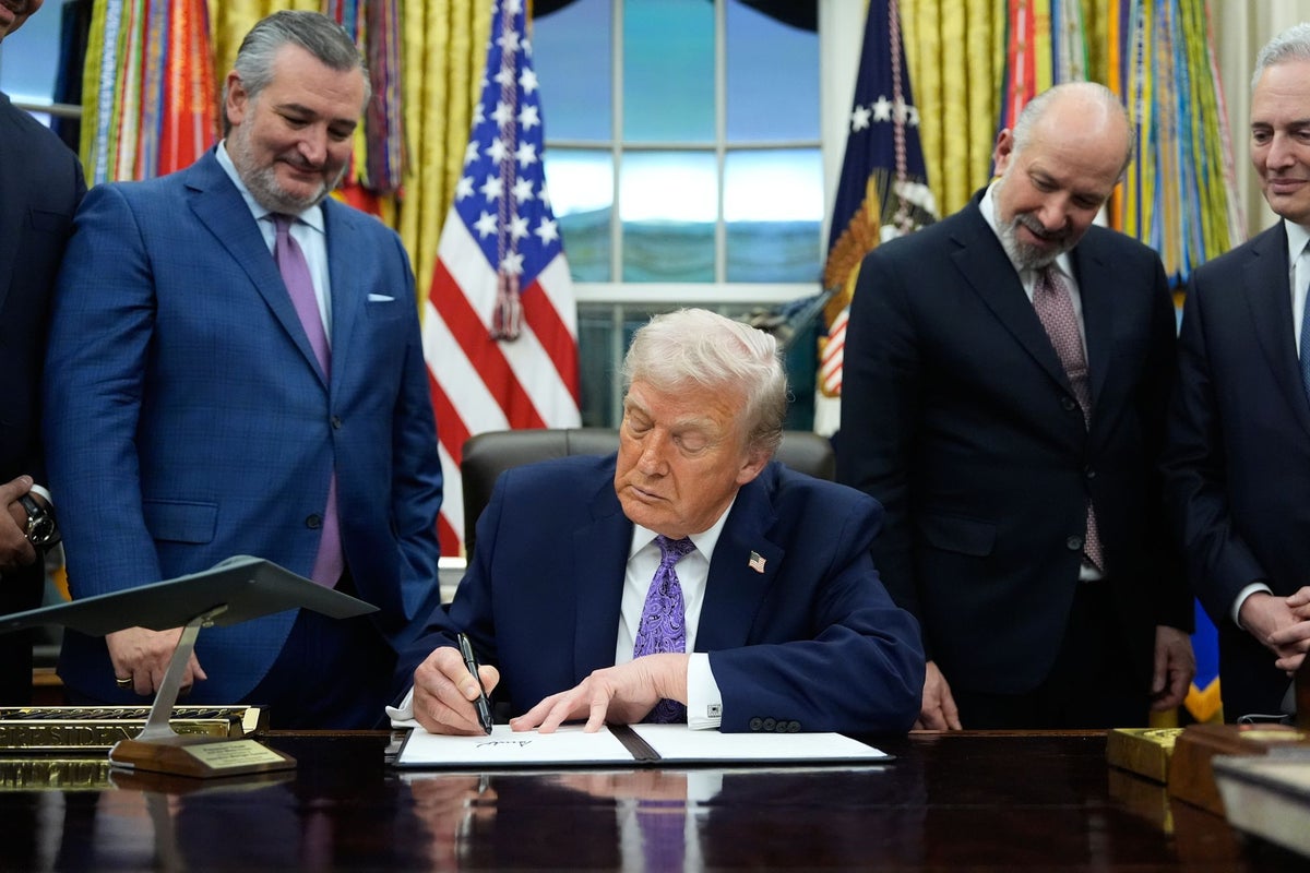 Trump signs executive order to curtail state AI laws