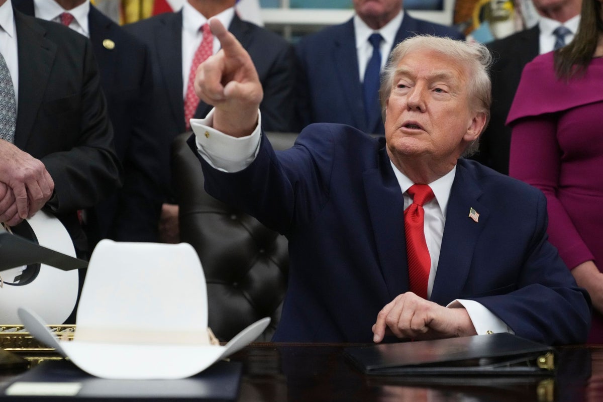 Trump scolds female reporter in Oval Office for trying to ask questions: ‘She’s very aggressive’ – UK Times