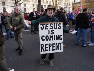 Pessoas se reúnem antes do evento 'Unir o Reino'