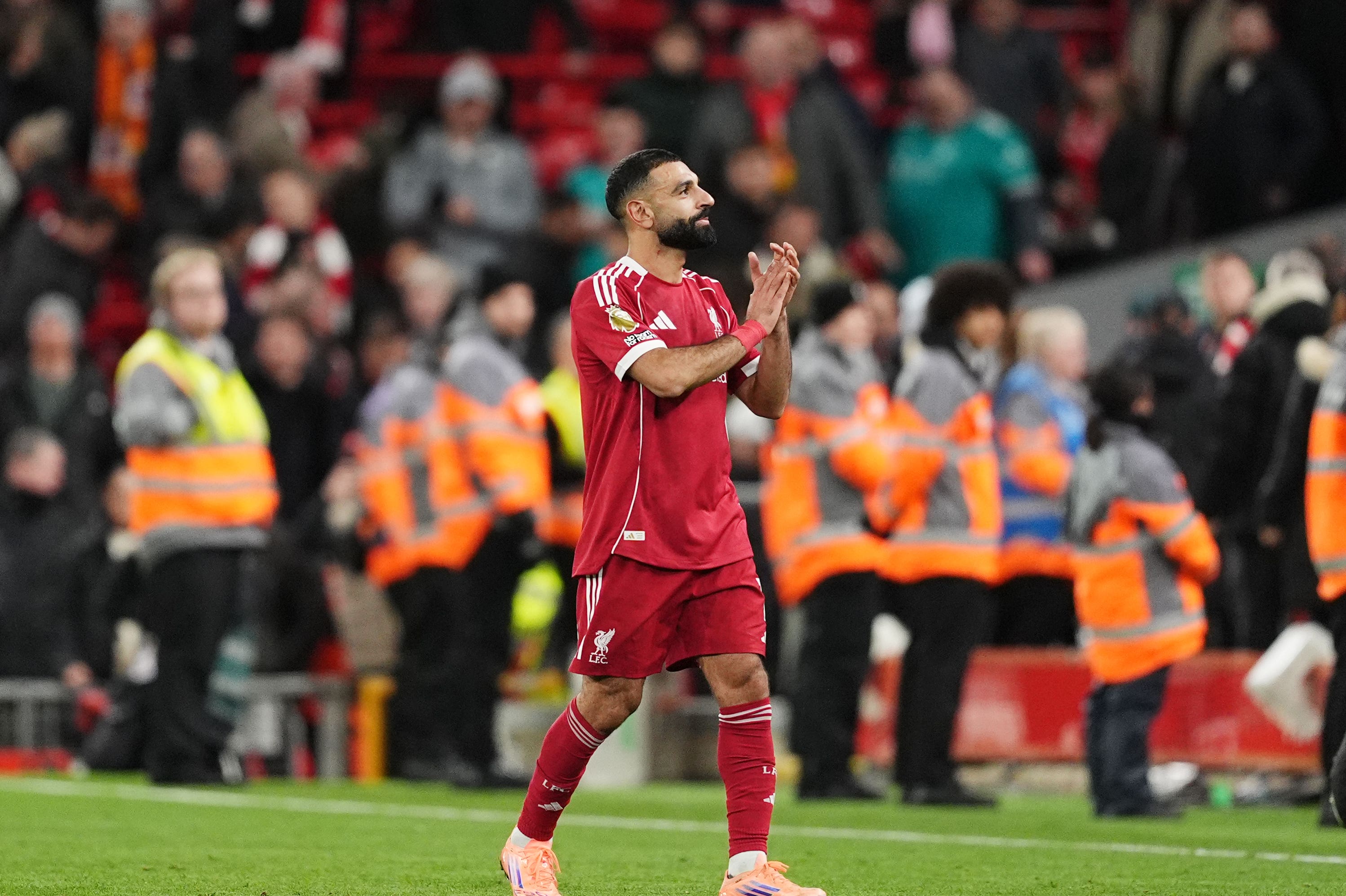 Mohamed Salah aplaude os torcedores de Anfield antes de partir para o Marrocos