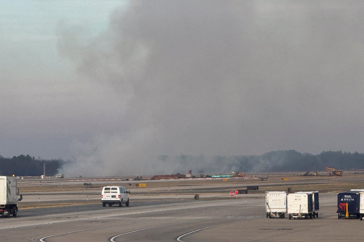 United flight from DC to Tokyo returns after losing power and setting fire to brush near runway