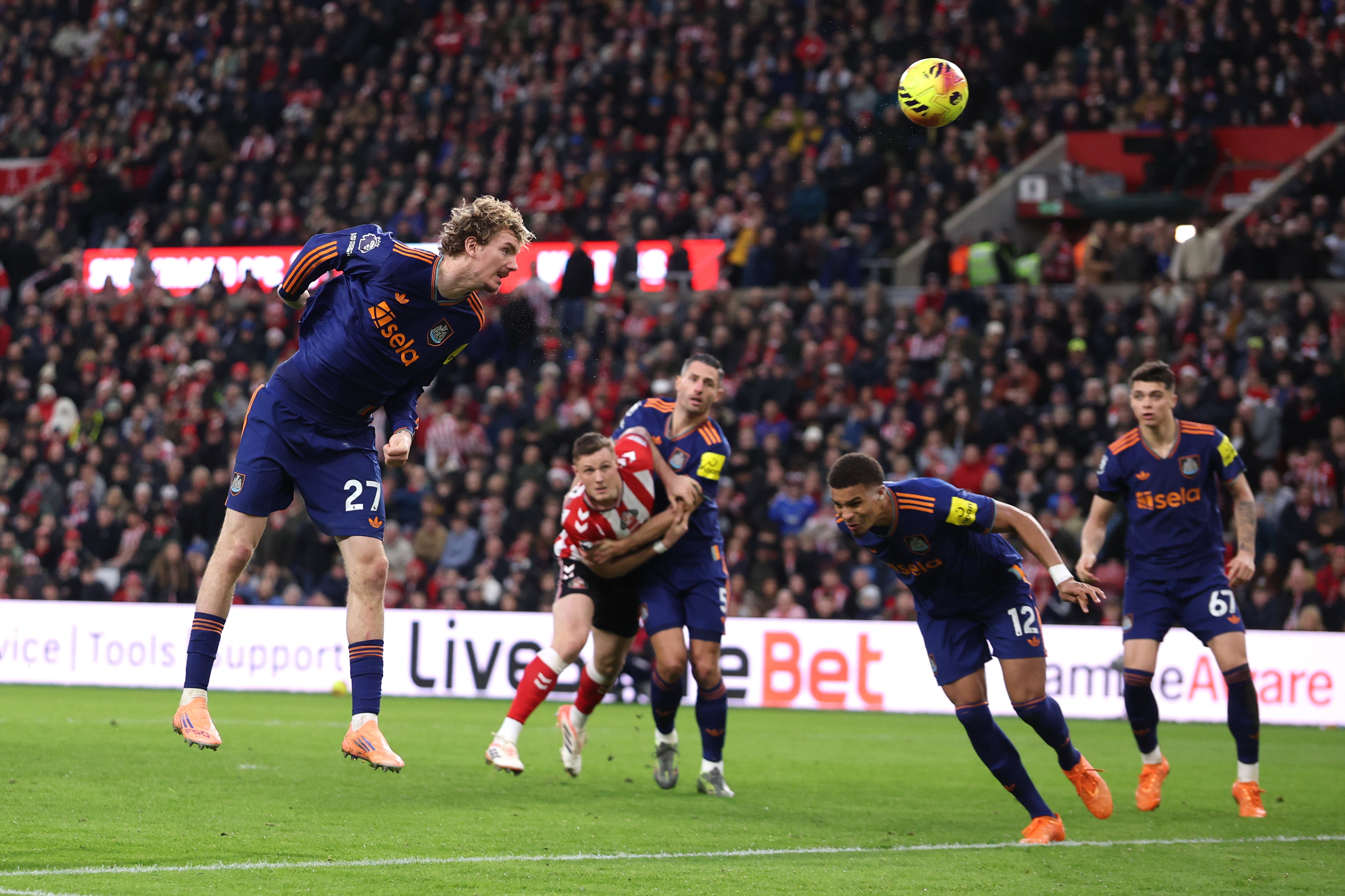 Sundulan Nick Woltemade berhasil menaklukkan Aaron Ramsdale dan berakhir membobol gawang Newcastle