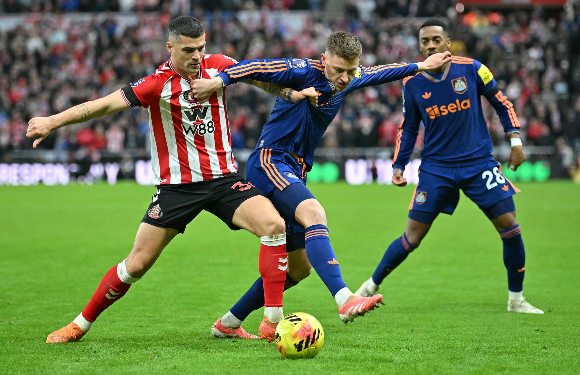 Granit Xhaka memiliki kehadiran fisik yang besar di lini tengah Black Cats