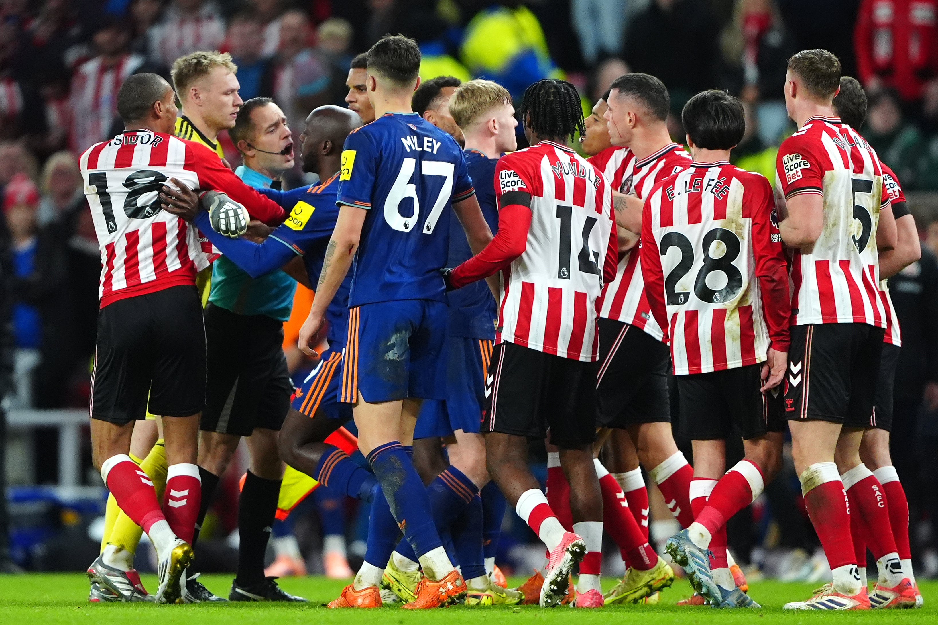 Ketegangan memuncak seiring persaingan memanas di menit-menit akhir