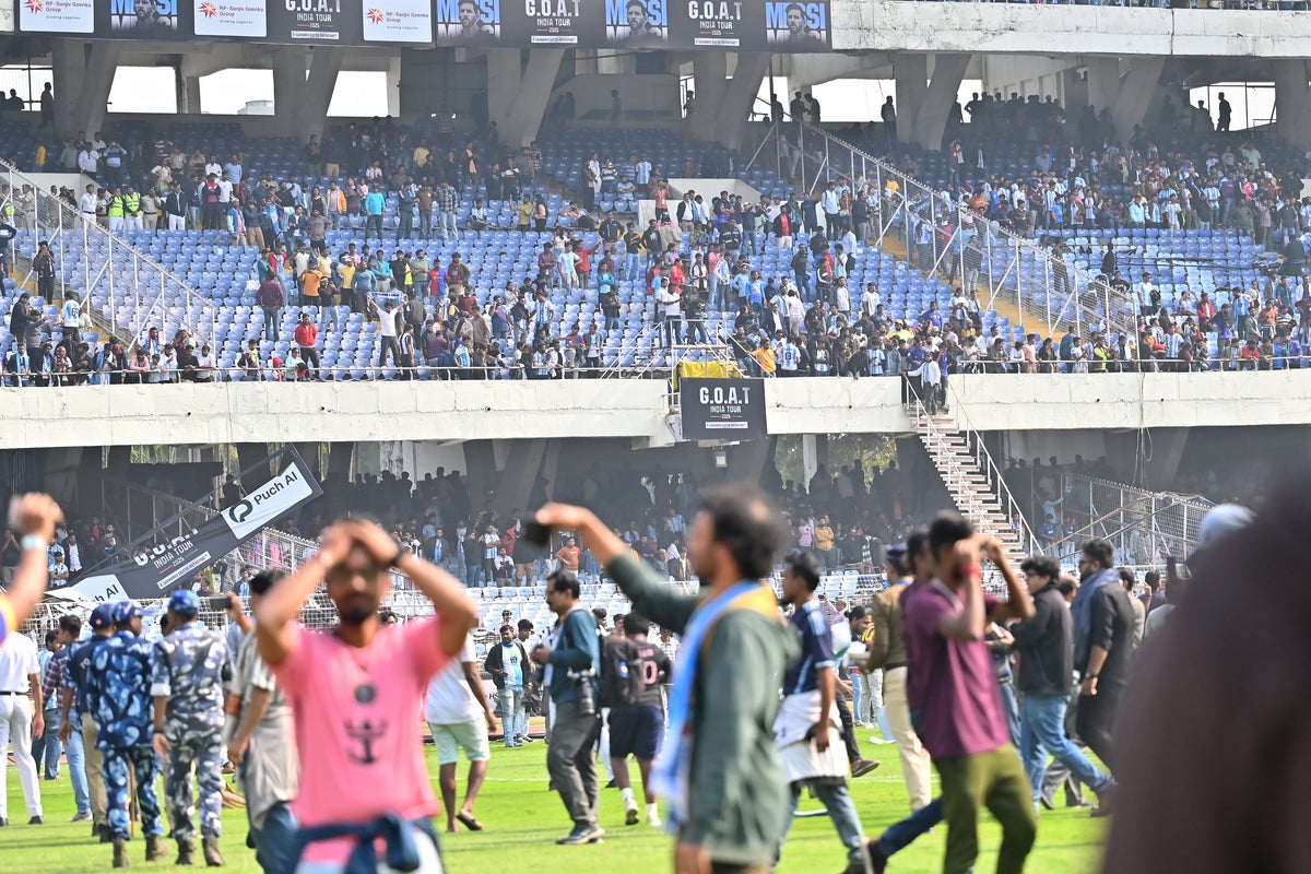 Inside the chaos at Kolkata stop of Messi’s India tour as angry fans rip up seats: ‘We have been scammed’ – UK Times Inside the chaos at Kolkata stop of Messi’s India tour as angry fans rip up seats: ‘We have been scammed’ – UK Times