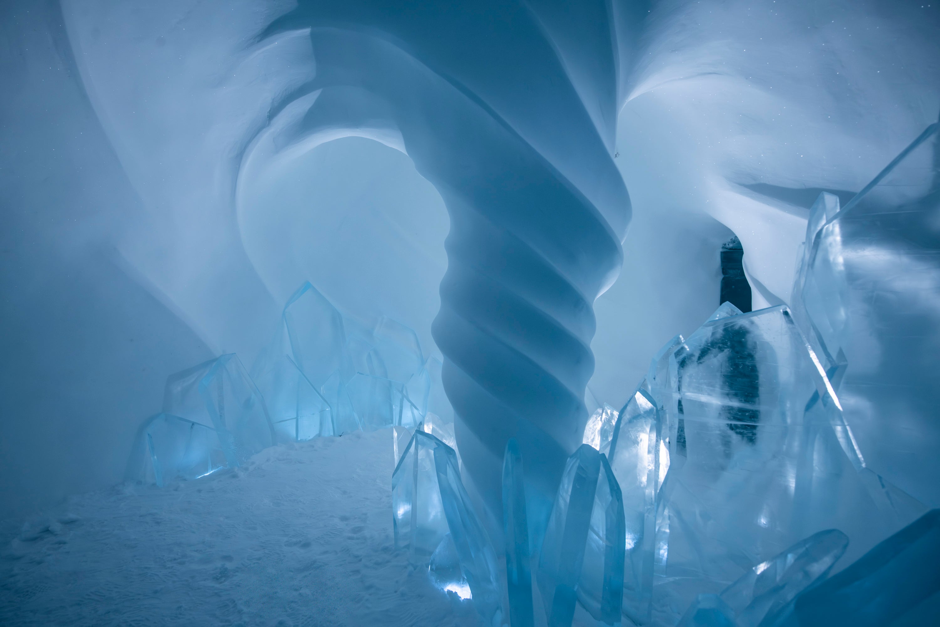 The “Sweep Me Off My Feet” art suite by Elin Julin & Ida Mangsbo at ICEHOTEL 36