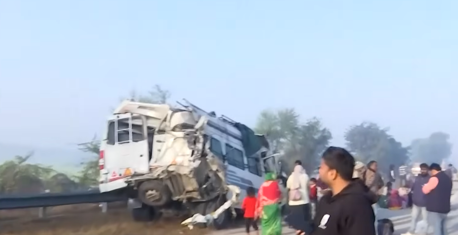<p>Multi-vehicle accident due to fog near Delhi</p>
