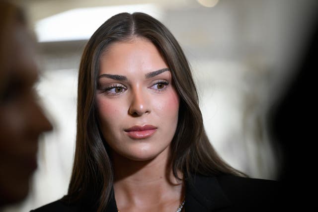<p>La ex Miss Finlandia Sarah Dzafce asiste a una conferencia de prensa en Helsinki, Finlandia</p>