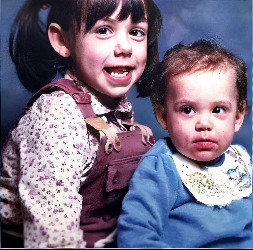 Natasha Walker, à esquerda, e sua irmã Katrice Lee, à direita, que desapareceram de um supermercado no seu segundo aniversário em 1981.