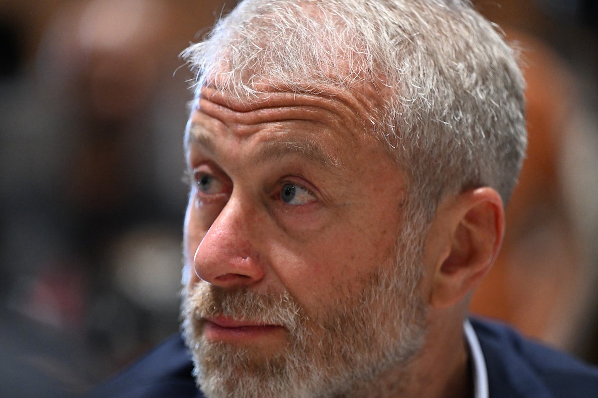 Relatório diz que Zelensky pediu a Roman Abramovich que enviasse pedido de paz a Putin