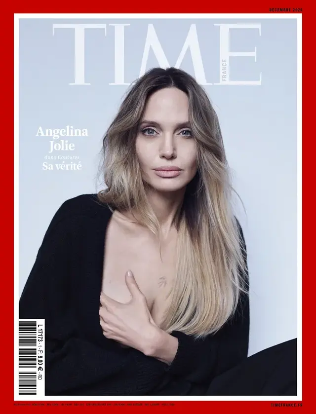 <p>Angelina Jolie revealed her double mastectomy scars for the first time on the cover of 'Time France'</p>