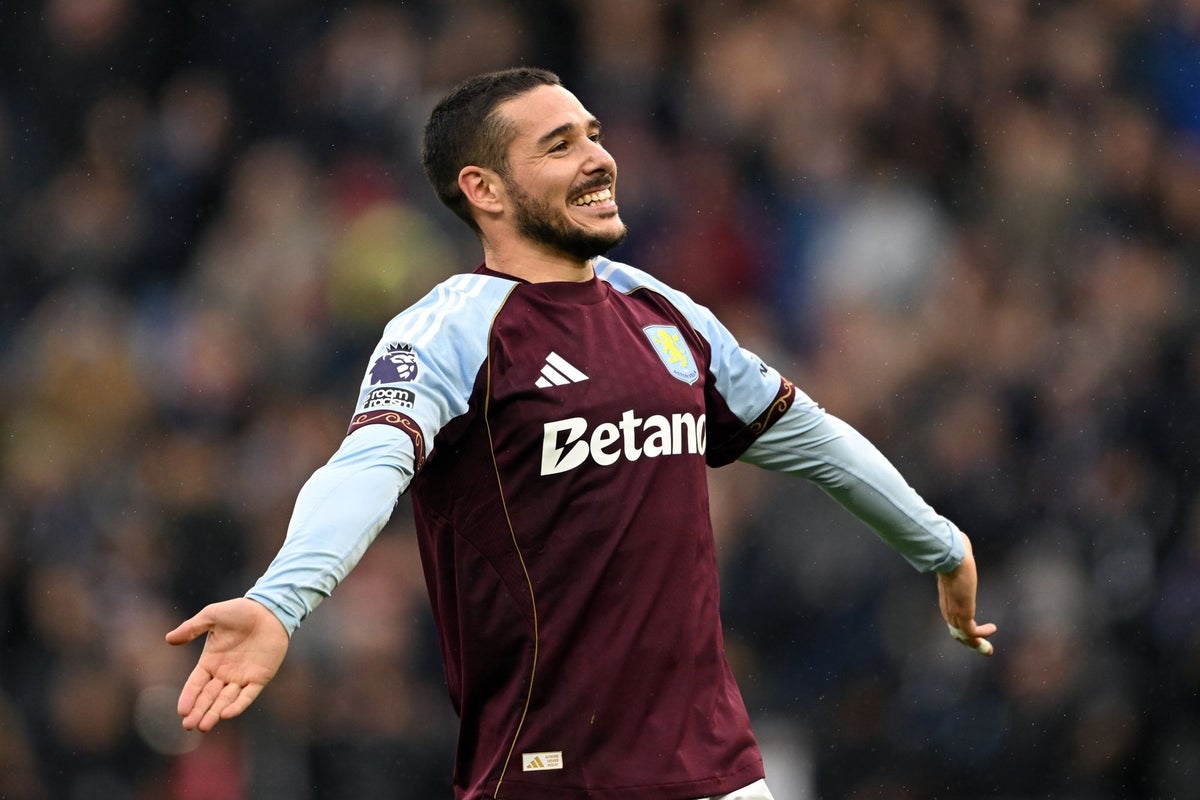 Aston Villa v Manchester United live: Unai Emery&rsquo;s title chasers aim to keep pressure on league leaders 