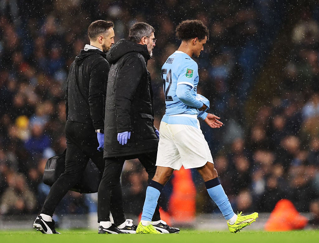 <p>Oscar Bobb hobbles off against Brentford</p>