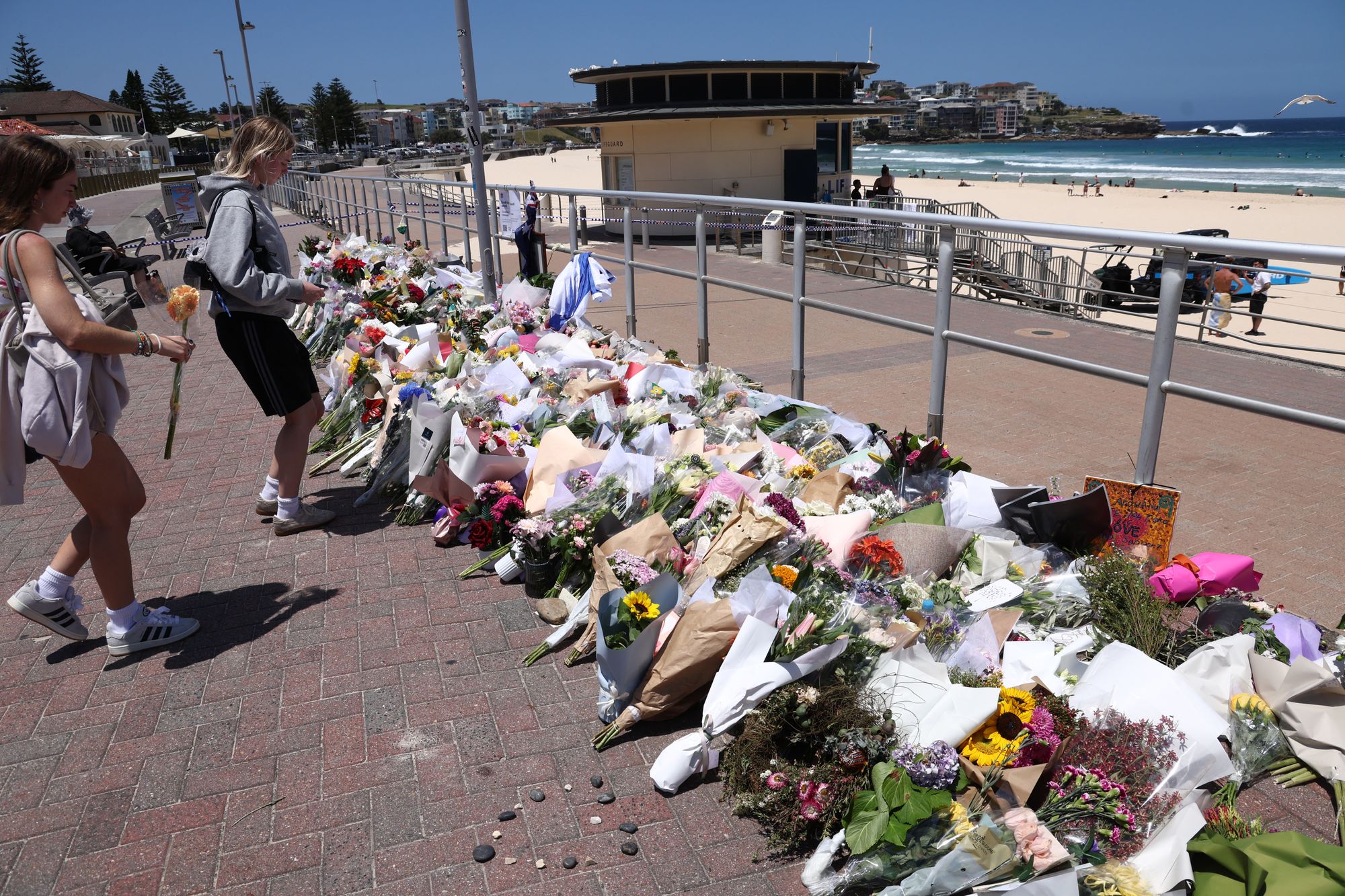 The community transformed the Bondi beachfront into a sprawling floral memorial