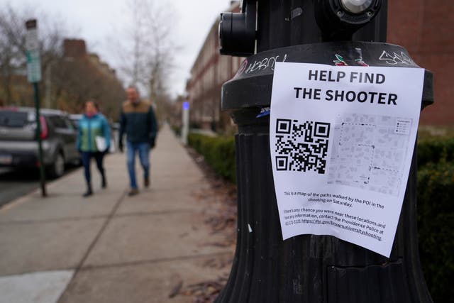 <p>La policía busca al presunto tirador que abrió fuego en un aula de la Universidad de Brown el sábado, donde mató a dos estudiantes e hirió a nueve</p>