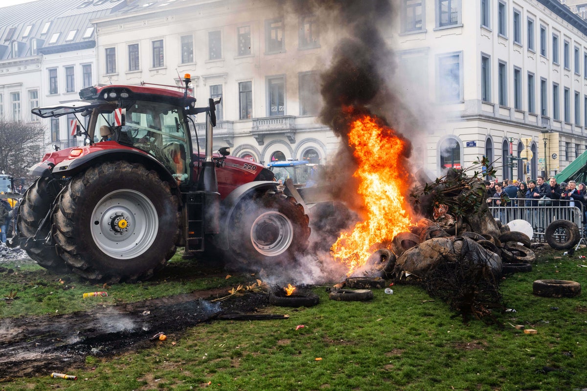 Farmers block roads in Brussels to protest South American free-trade deal