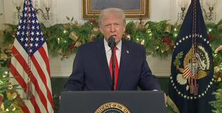 Donald Trump está falando no Salão Oval