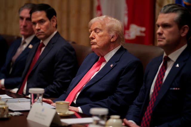 <p>Trump pareció quedarse dormido en una reunión del Gabinete a principios de este mes. Pero declaró al <em>Wall Street Journal</em> que a veces los fotógrafos lo captan parpadeando</p>