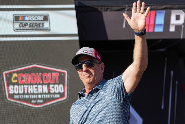 <p>El expiloto de NASCAR Greg Biffle, su esposa Cristina Grossu Biffle y sus hijos Ryder y Emma fueron cuatro de las siete personas que murieron el jueves en un accidente aéreo en Carolina del Norte. Cristina envió un SMS a su madre justo antes del accidente diciendo “tenemos problemas”</p>