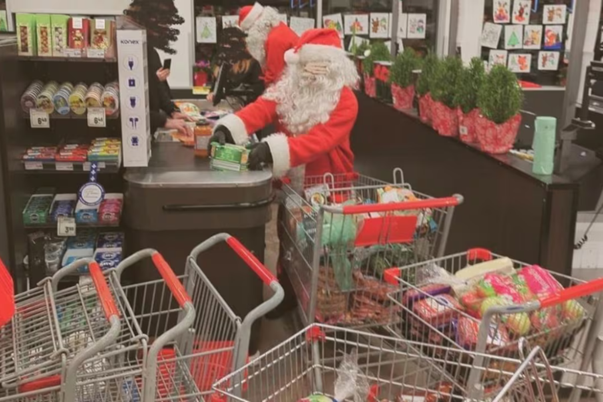 Thieves dressed as Santa and his elves bust into grocery store and steal $3,000 worth of food
