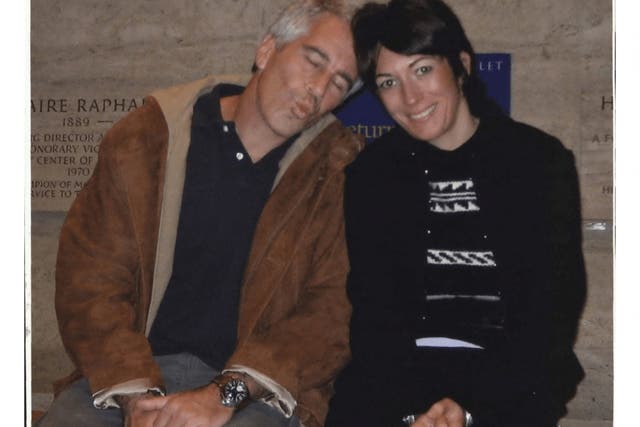 <p>El Departamento de Justicia publicó miles de expedientes sobre Epstein con numerosas censuras e imágenes del delincuente sexual y Ghislaine Maxwell con famosos y mujeres jóvenes.</p>