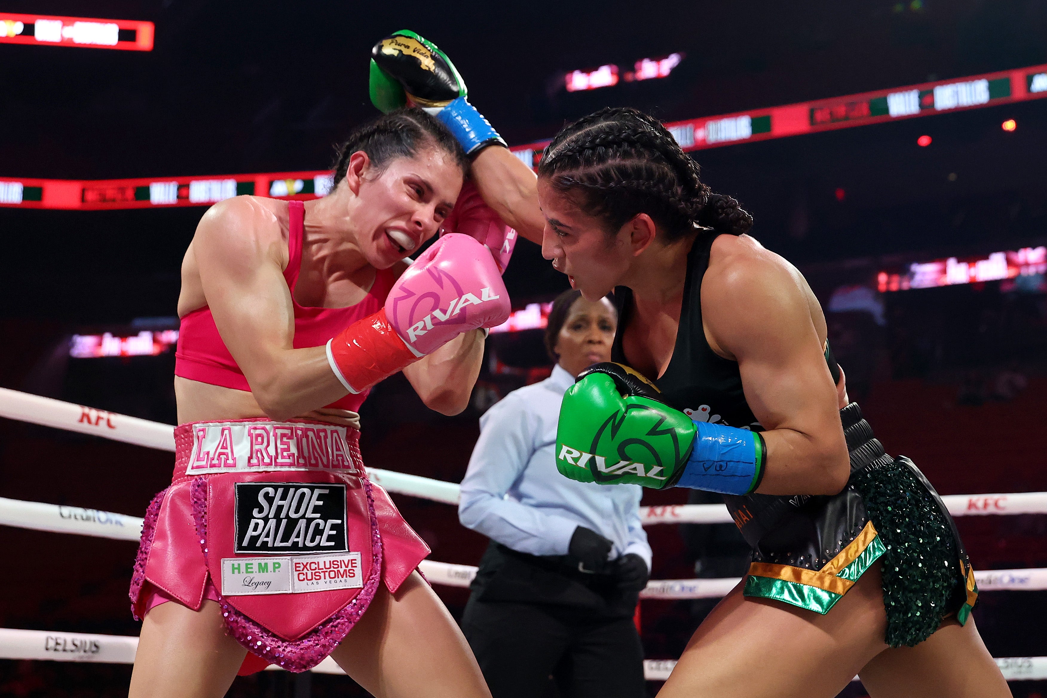 Yadira Bustillos fights Yokasta Valle