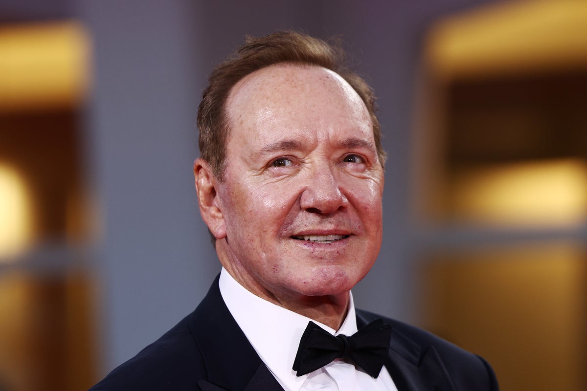 Kevin Spacey kehrt nach 8 Jahren mit der italienischen Komödie ...