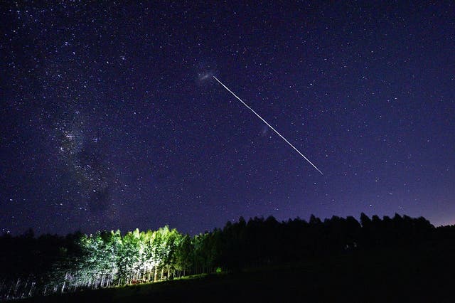 <p>Imagen de larga exposición de los satélites Starlink de SpaceX sobre Capilla del Sauce, Uruguay, el 6 de febrero de 2021</p>