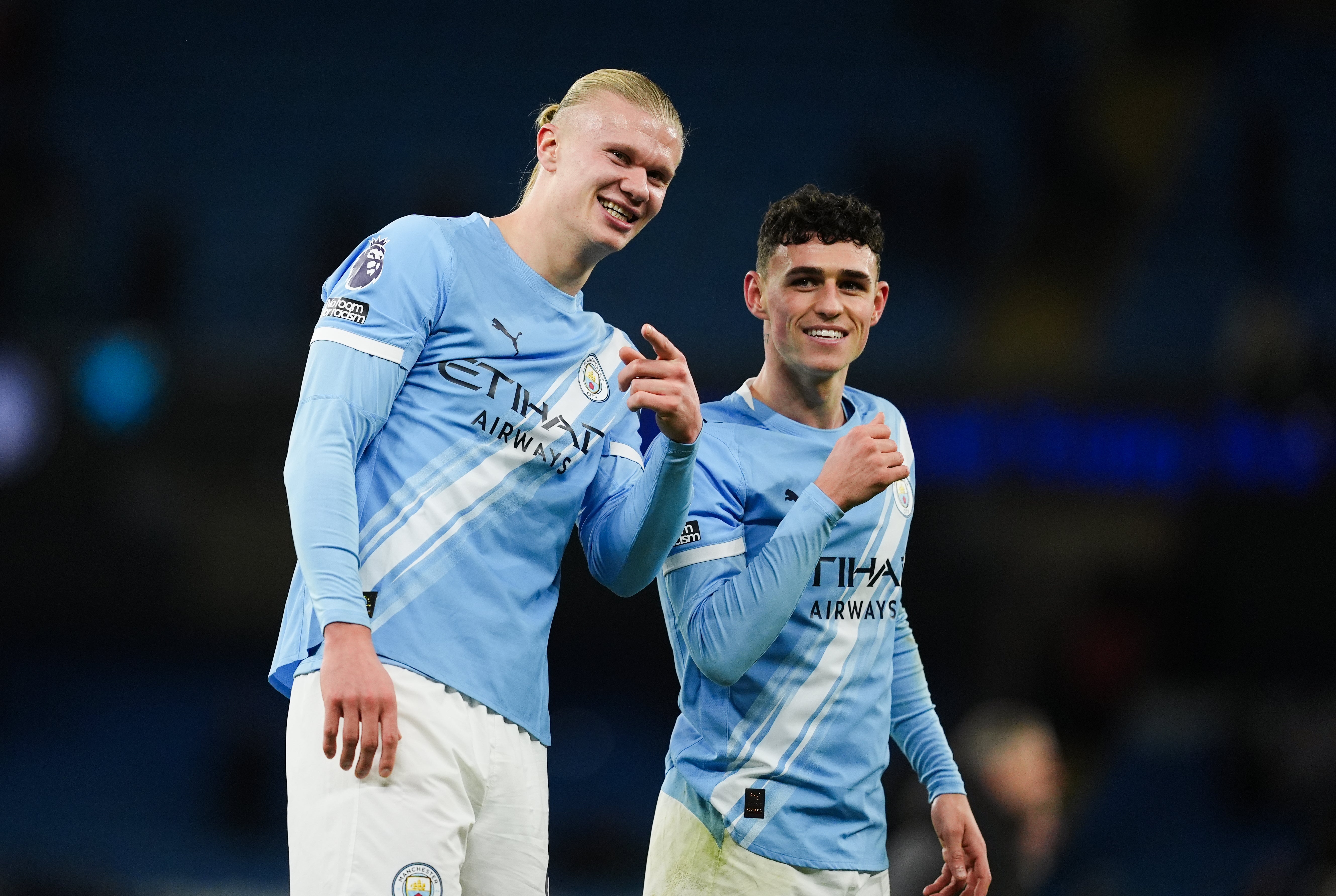 Erling Haaland y Phil Foden del Manchester City al final del partido (Martin Rickett/PA)