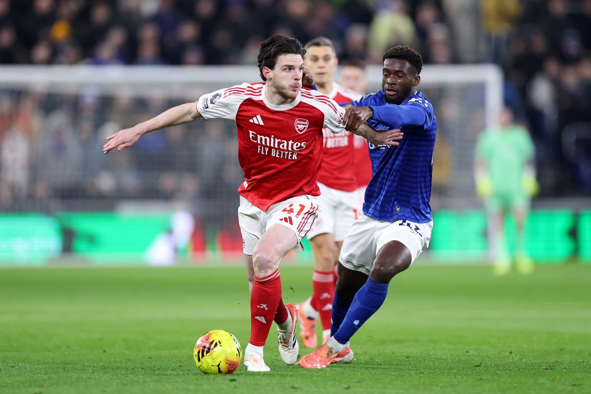 Everton vs Arsenal live: Cagey start as Gunners seek to regain Premier League top spot