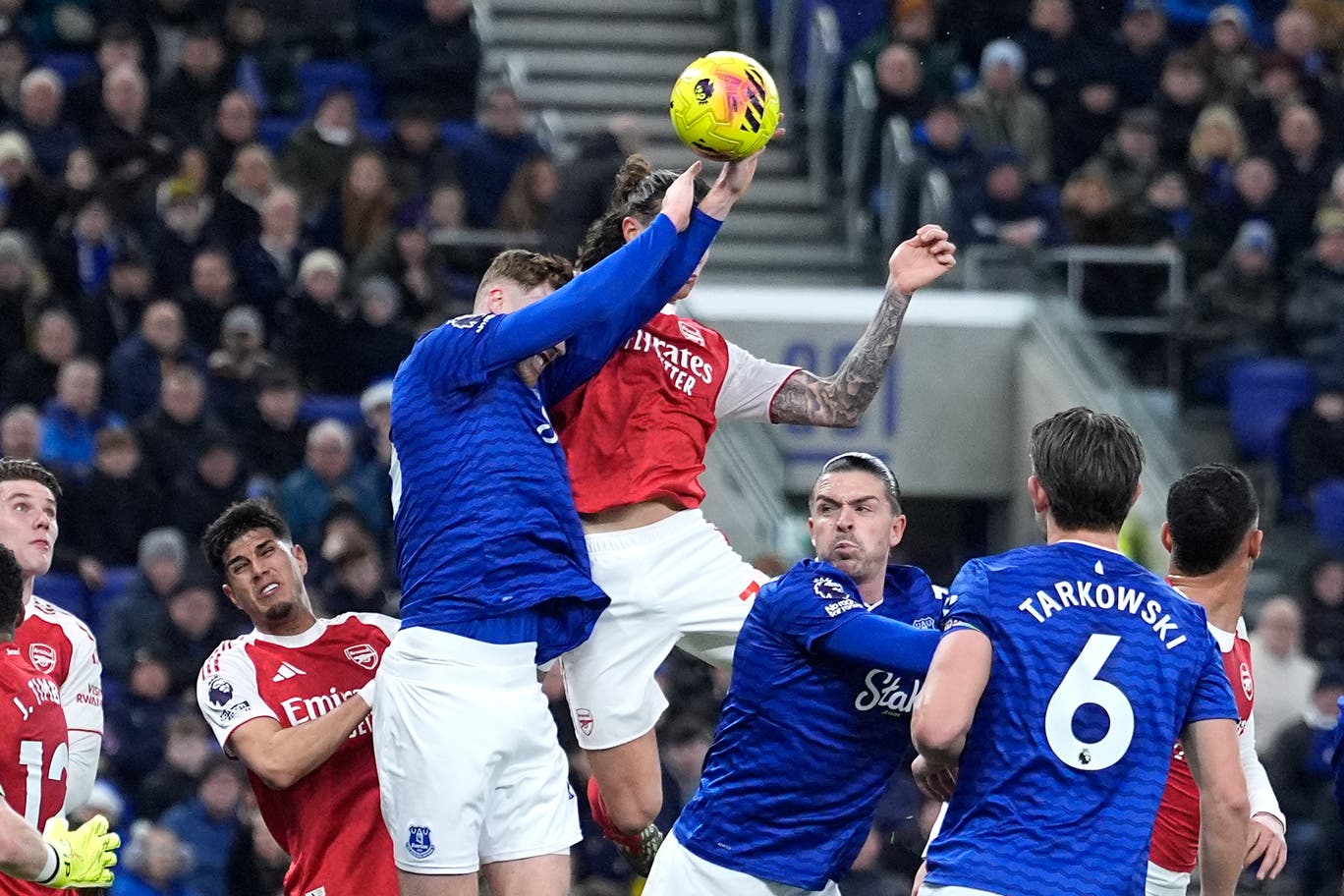 Pênatli cometido pelo Everton (Foto: Peter Byrne/PA Wire)