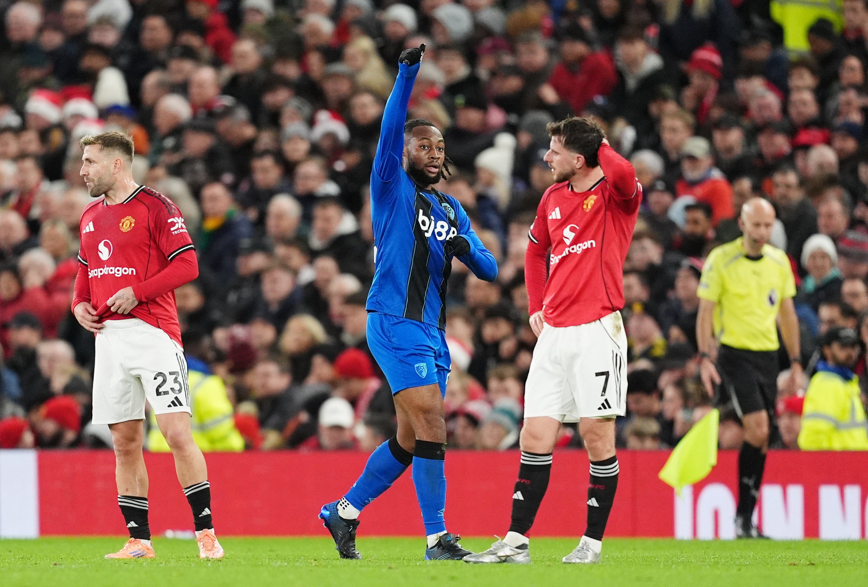 Антоан Семено из Борнмута слави против Ман Јунајтеда