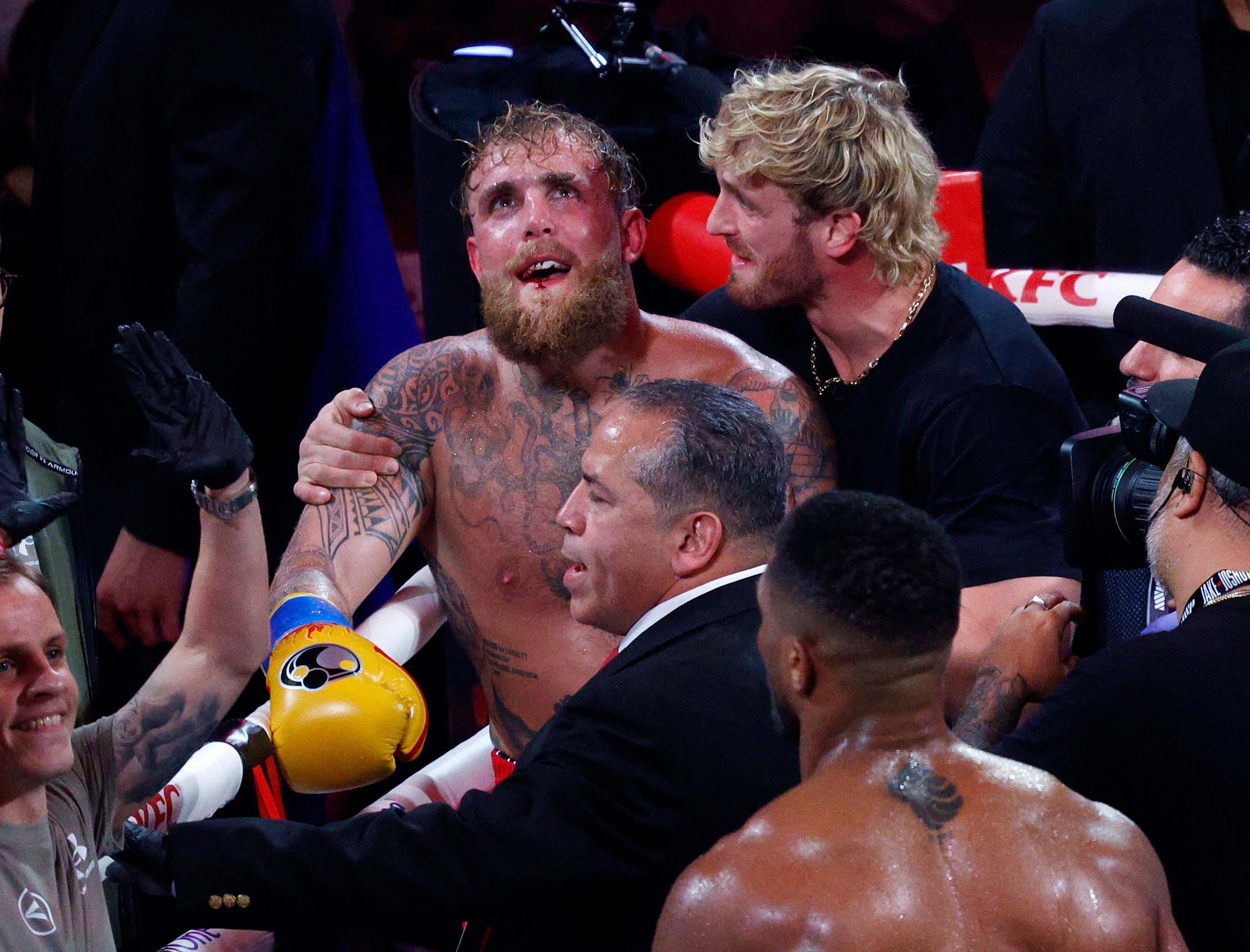 Un Paul golpeado con su hermano Logan (derecha)