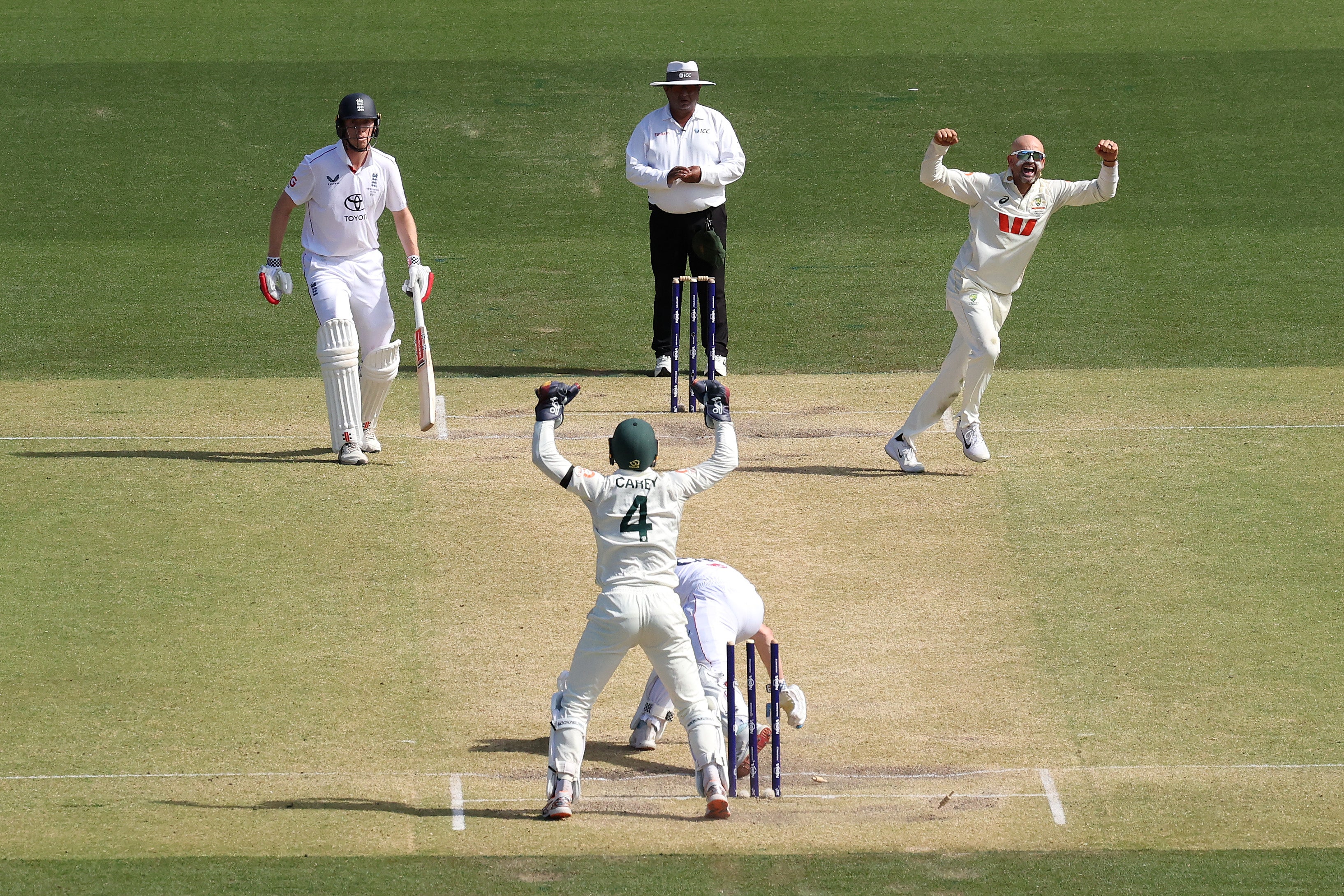 Nathan Lyon celebra jugar a los bolos con Harry Brook