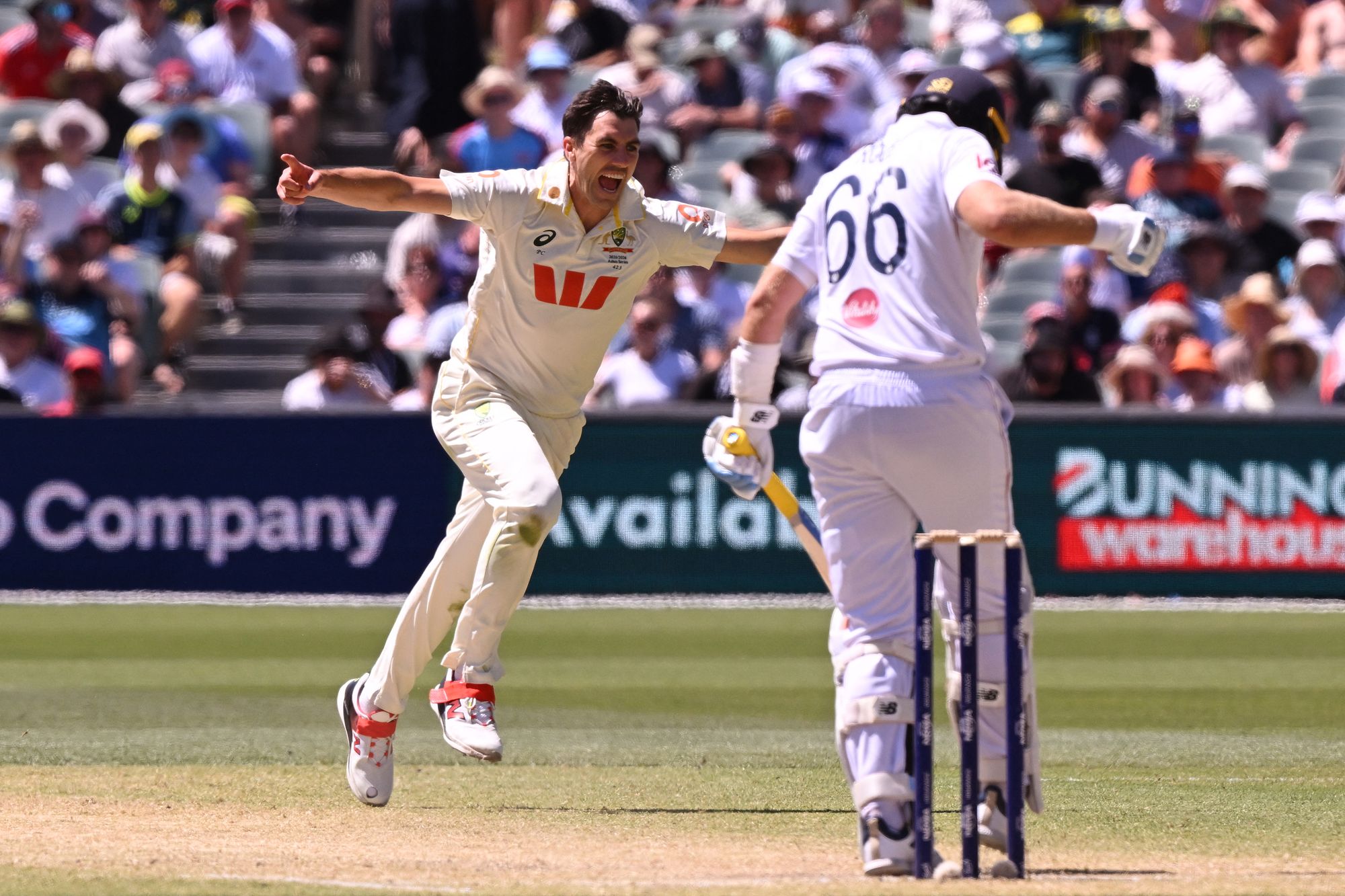 Pat Cummins de Australia celebra el despido de Joe Root de Inglaterra
